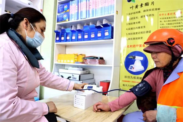 愛心聚焦！易視界300多副老花鏡暖了環(huán)衛(wèi)工人的心！