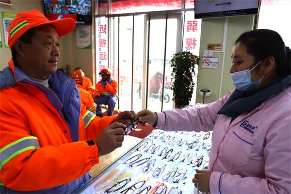 愛心聚焦！易視界300多副老花鏡暖了環(huán)衛(wèi)工人的心！