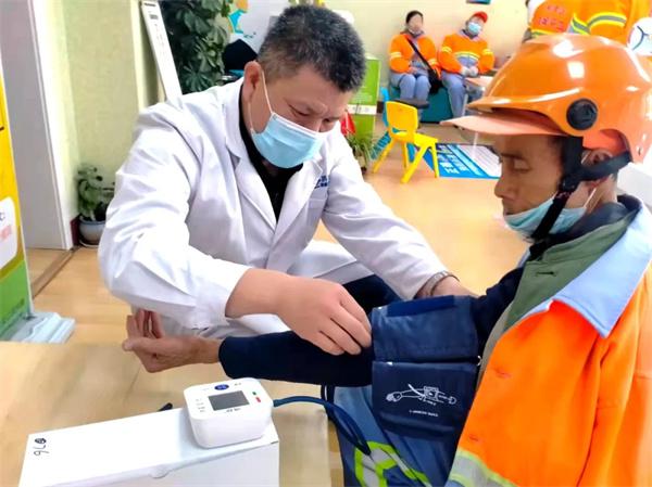 愛心聚焦！易視界300多副老花鏡暖了環(huán)衛(wèi)工人的心！