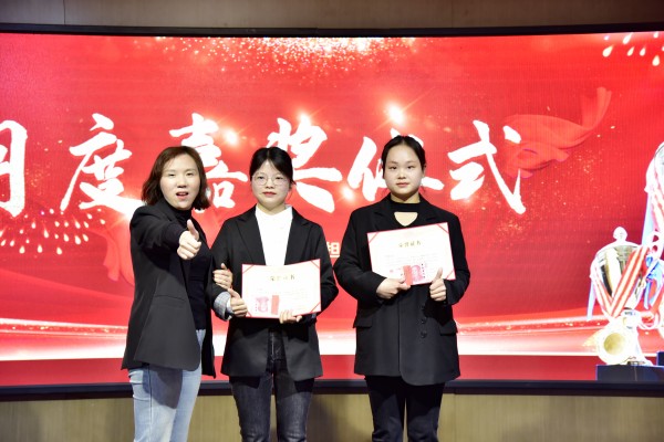 易視界3月最佳新人獲得者上臺領(lǐng)獎