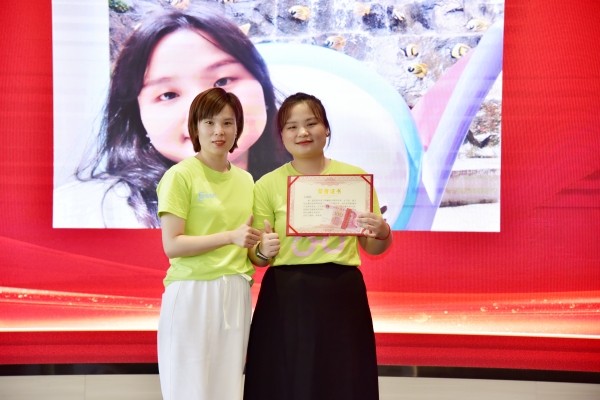 易視界7月技術優(yōu)秀標兵獲得者上臺領獎