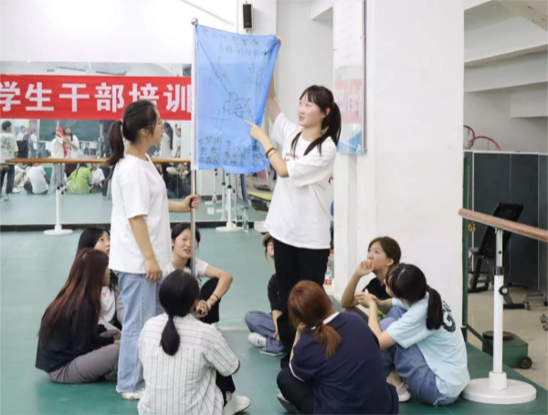 河南經(jīng)貿(mào)職業(yè)學(xué)院聯(lián)合易視界開(kāi)展學(xué)生干部能力提升培訓(xùn)