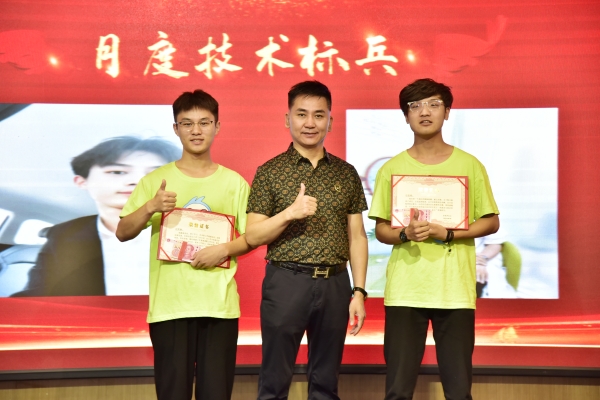 易視界2023年月度技術(shù)標(biāo)兵獲得者上臺領(lǐng)獎