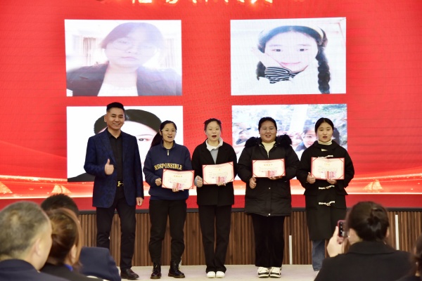 易視界2023年10月優(yōu)秀標兵獲得者上臺領獎