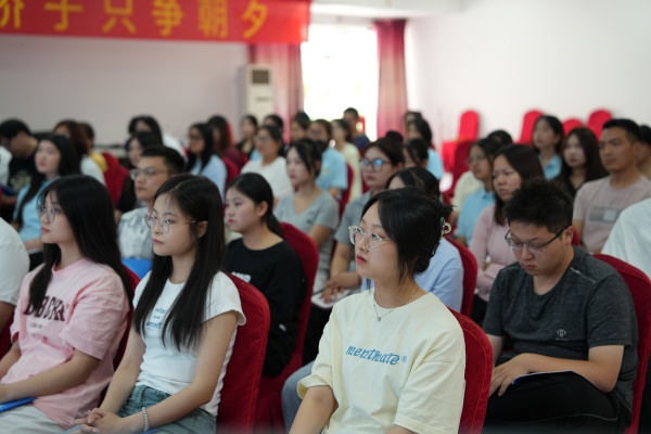 認真聆聽易視界老師的講解