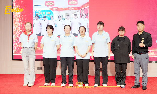 易視界九月貢獻店面獎獲得者上臺領(lǐng)獎