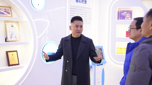 易視界集團(tuán)總裁陶國文先生與阿呆貓數(shù)字科技集團(tuán)董事長陳達(dá)偉一行