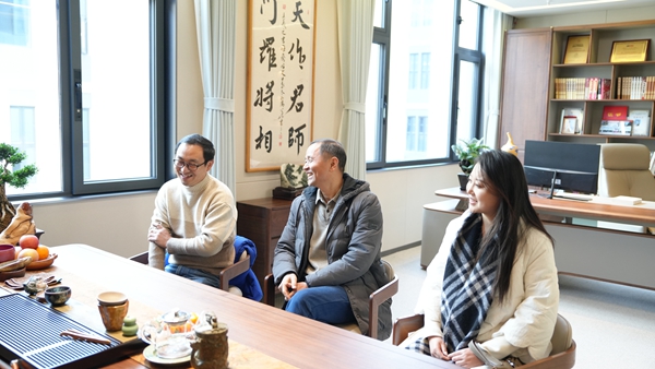 阿呆貓數(shù)字科技集團(tuán)董事長陳達(dá)偉一行與易視界集團(tuán)總裁陶國文先生相談甚歡