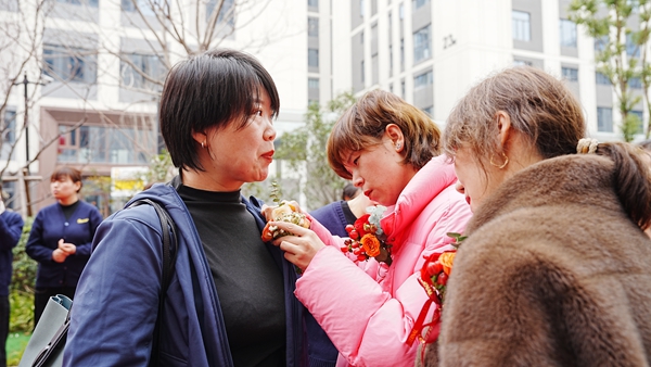 易視界小伙伴為客戶(hù)戴胸花