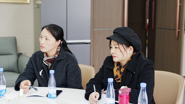 經(jīng)貿(mào)職業(yè)學(xué)院校領(lǐng)導(dǎo)們認(rèn)證聆聽經(jīng)貿(mào)嬌子發(fā)言