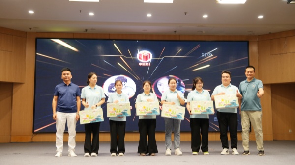 現(xiàn)場抽獎(jiǎng)獲獎(jiǎng)的小伙伴們上臺領(lǐng)獎(jiǎng)